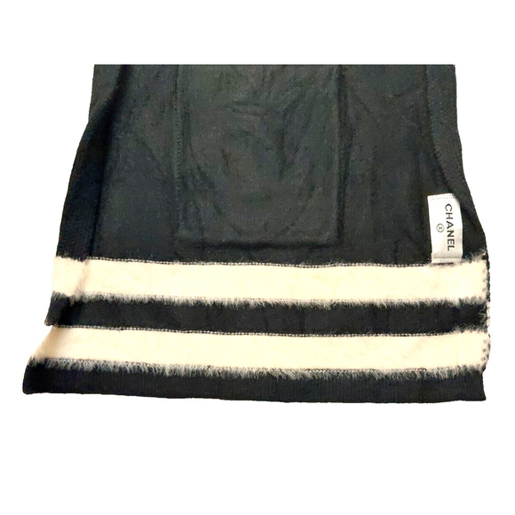 CHANEL Black & White Fur Scarf with Iconic Logo Pocket - Picture 13 of 16